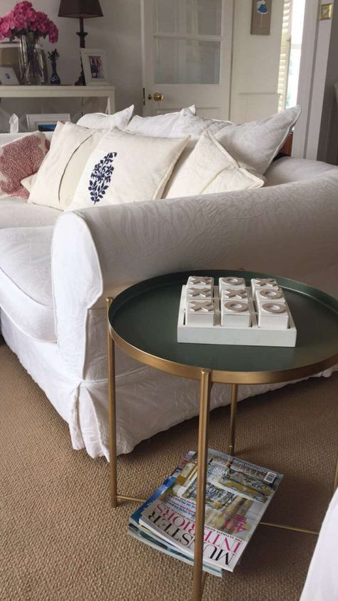 Gladom IKEA Hack - spray painted with bright gold leaving the centre tray the original green #furnituredesigns Gladom Ikea Hack, Gladom Ikea, Ikea Hack Bedroom, Ikea Side Table, Hacks Ikea, Ikea Table, Ikea Living Room, Metal End Tables, Ikea Furniture Hacks