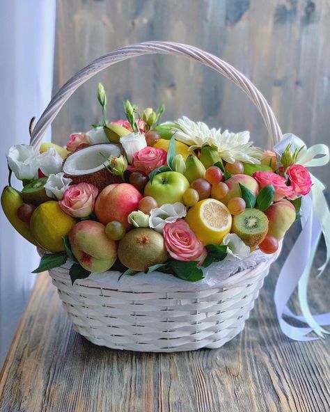 Basket Full Of Fruits, Fruit Flower Basket, Candy Bar Bouquet, Hotel Flower Arrangements, Fruit Bouquet Ideas, Vegetable Bouquet, Edible Fruit Arrangements, Fruit Hampers, Charcuterie Gifts