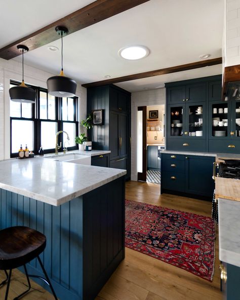 Kitchen Soffit, Moody Kitchen, Green Kitchen Cabinets, Diy Kitchen Renovation, Lounge Ideas, Blue Cabinets, Classic Kitchen, Old Kitchen, Kitchen Reno