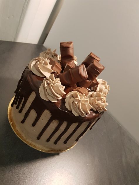 Layer cake kinder bueno Kinda Bueno Cake, Kinder Bueno Cake Birthday, Fruit Table Ideas, My Berry First Birthday, Brand Cake, Bueno Cake, Chocolate Birthday Cake Decoration, Mothers Day Cookies, Chocolate Bar Cakes