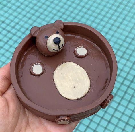 Trinket Trays Diy, Bear Clay Tray, Clay Jewerly Holders Aesthetic, Cute Clay Tray Ideas, Clay Key Dish, Clay Trinket Tray Ideas, Jewelry Bowl Clay, Jewelry Clay Tray, Bracelet Holder Clay