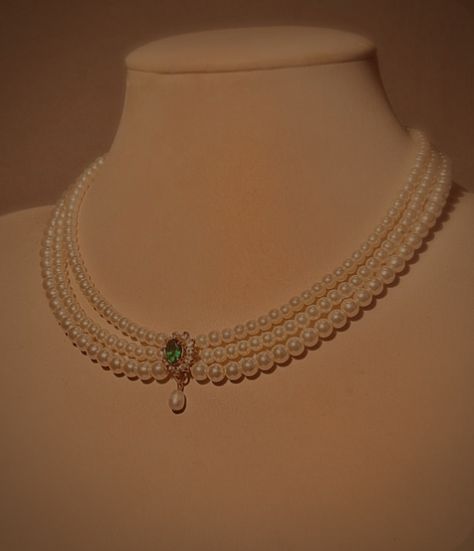 White Pearls Jewelry, Three Layer Pearl Necklace, White Pearl Necklace Indian Gold, Old Pearl Necklace, Wedding Choker Necklace Bridal, Pearl Emerald Necklace, Emerald And Pearl Necklace, Pearl And Emerald Necklace, Antique Pearl Jewelry