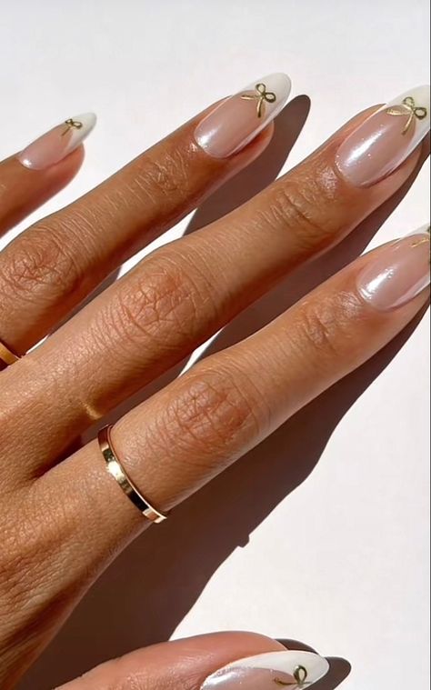 Nails To Make U Look Tan, Holiday Nails White And Gold, New Years Classy Nails, White And Gold Dip Nails, Subtle Nye Nails, No Tip Nails, Nail Design White And Gold, Nail With Gold Line, Fun Neutral Nail Designs