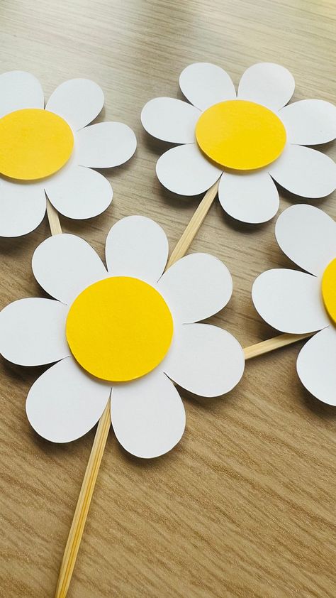 What is included, Customize Daisy Flower Cupcake Toppers hand made just for you! This flower toppersis a wonderful way to decorate for birthdays, weddings, baby showers, etc. Flower Size : 2.5 inches Flower colours can be customize to match your theme. If you want a different flower colours, please message me. And I will see what i can do. These Flowers are made of paper cardstocks attached to a wooden pick. If you have any question, feel free to message me. Thank you.