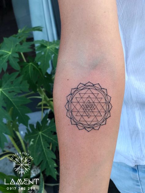 Sri Yantra Mandala Tattoo, Sri Yantra Tattoo Design, Sri Chakra Tattoo, Sri Yantra Tattoo, Sri Yantra Mandala, Small Face Tattoos, Lion Hand Tattoo, Yantra Tattoo, Tripura Sundari