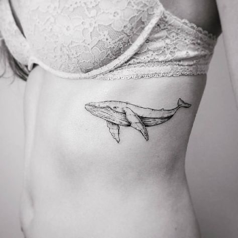 Whale tatoo Girl Rib Tattoos, Botanisches Tattoo, Wildflowers Tattoo, Orca Tattoo, Whale Tattoo, Tattoo Nature, Whale Tattoos, Tattoos For Lovers, Geniale Tattoos