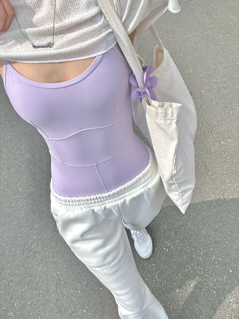 pilates, pink pilate princess, outfit inspo, ootd, spring, it girl, that girl, aesthetic, claw clip, tote bag, inspo, self care Gymwear Outfits, Pilates Clothes, Cute Gym Outfits, Ballet Clothes, Skandinavian Fashion, Gym Outfits, Sporty Outfits, Dance Outfits, Gym Outfit