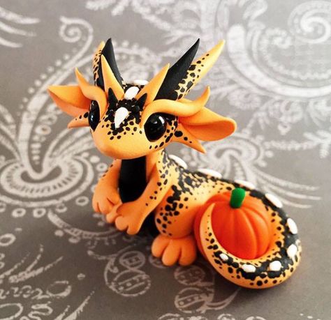 Orange & Black Pumpkin Dragon by Dragonsandbeasties Polymer Clay Projects Ideas Inspiration, Cute Clay Dragon, Small Polymer Clay Ideas, Clay Dragon Easy, Pumpkin Dragon, Polymer Dragon, Dragon Clay, Halloween Dragon, Placemat Patterns