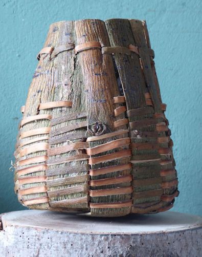 Cedar Bark Weaving, Bark Baskets, Contemporary Baskets, Flax Weaving, Basket Weaving Diy, Basket Weaving Patterns, Willow Weaving, Garden Basket, Pine Needle Baskets