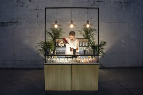 Portable Bar Design, Pop Up Cocktail Bar, Event Bar Decor, Bar Stand Ideas, Portable Bar Ideas, Cocktail Stand, Cocktail Display, Bar Pop Up, Part Time Business Ideas