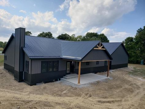 Dark Metal House, Dark Grey And Black Barndominium, Gray And Black Barndominium Exterior, Two Tone Metal Building, Charcoal And Black Metal Building, Charcoal Barndominium, Black And Grey Barndominium, Grey Siding With Black Trim, Grey And Black Barndominium Exterior