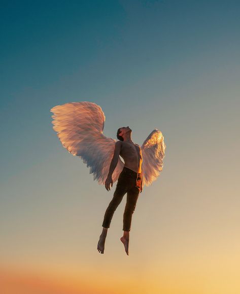 Male Fallen Angel, Angel Wings Photography, Angel Flying, Male Angel, Angel And Devil, Photography Illustration, Angel Pictures, Graphic Design Photography, Dark Angel