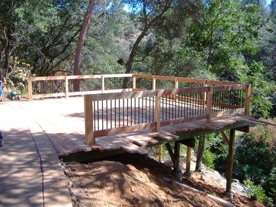 Slope Building, Hillside Deck, Steep Backyard, Steep Gardens, Stairs Diy, Build A Deck, Redwood Decking, Terrasse Design, Sloped Yard