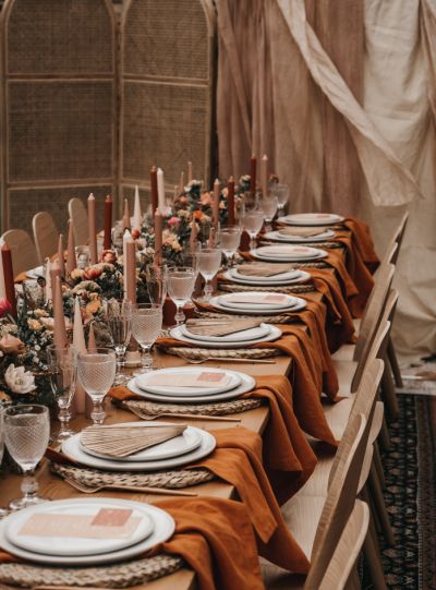 2021 wedding styling trends Terracotta Wedding Reception Decor, Terracotta Wedding Table Settings, Wedding Earthy, Passover Meal, Terra Cotta Wedding, Filipino Wedding, Modern Wedding Stationery, Reception Tables, Wedding Stylist