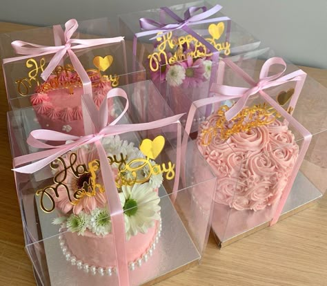 Delicious_Bakez on Instagram: “🌸 Delicious Bakez Mother’s Day Collection 🌸 These mini cakes would make the perfect gift for your mother!! How pretty are they?! 💜…” Mothers Day Cakes Ideas, Mothers Day Pastries, Mother’s Day Desserts Ideas, Mothers Day Bakery Ideas, Mother’s Day Baked Goods, Mothers Day Cake Box Ideas, Mothers Day Mini Cakes Ideas, Mother’s Day Baking, Mothers Day Cake Designs Simple