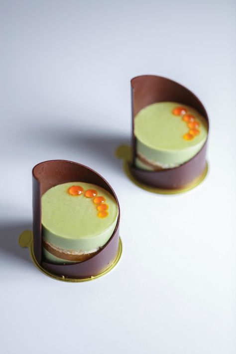 Pistachio and apricot petit gateau Pistachio Petit Four, Pistachio Entremet, Entremet Recipe, Pistachio, Apricot, Pastry, Baking, Ethnic Recipes, Cake