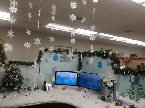 Cubicle decoration. Cubical Christmas Decorations Ideas, Cubical Christmas Decorations, Work Christmas Decorations, Christmas Decorations Simple, Cubical Ideas, Christmas Desk Decorations, Christmas Cubicle, Cubicle Decorations, Christmas Cubicle Decorations