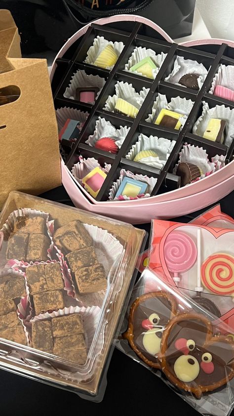 Korean Chocolate, Chocolate Valentine, Cube Cake, Chocolate Pack, Food Hunter, Sweet Butter, Cute Baking, Valentine Chocolate, Fancy Desserts