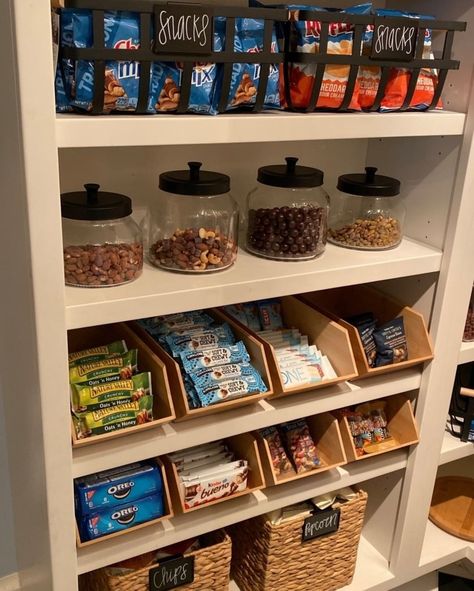 Candy Storage Ideas, Harvest Storage, Diy Pantry Organization, Snack Display, Room Organization Bedroom, Pantry Organisation, Snack Organizer, Food Pantry Organizing, Pantry Remodel