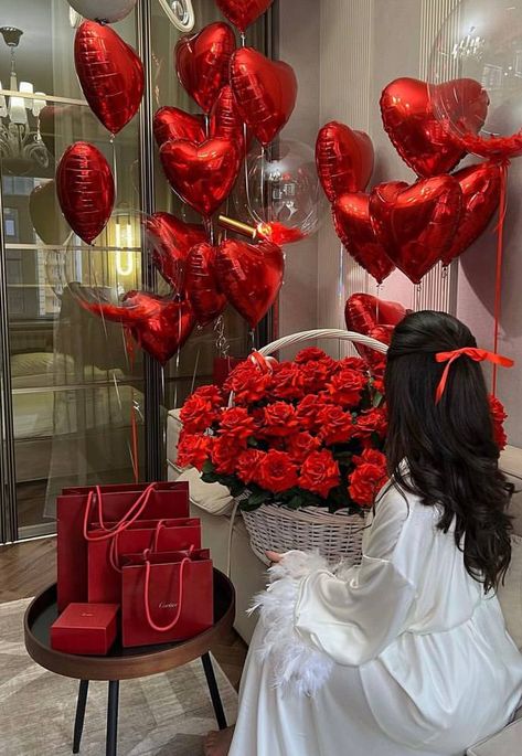 Romantic Room Surprise, Romantic Valentines Day Ideas, Luxury Birthday Gifts, Birthday Goals, Cute Birthday Ideas, Romantic Surprise, Romantic Room, Romantic Gestures, Beautiful Bouquet Of Flowers