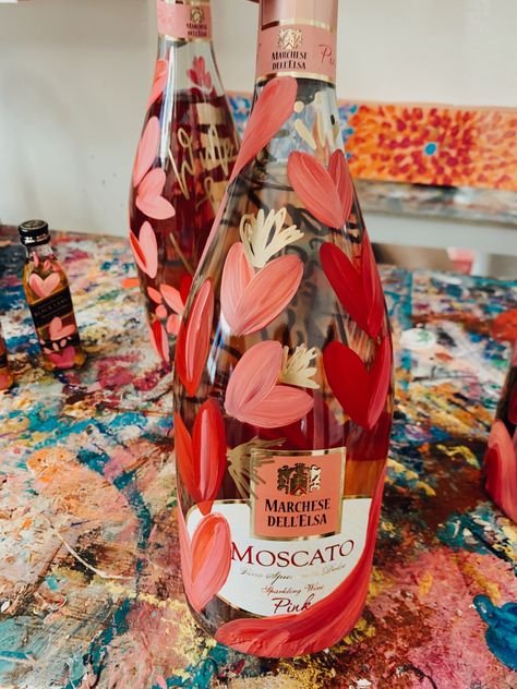 Handmade Bottle Decoration, Painted Alcohol Bottles, Painted Wine Bottles Diy, Painting Wine Bottles, Wine Bottle Painting Ideas, Wine Bottle Painting, Bridal Balloons, Custom Champagne Bottle, Engagement Balloons