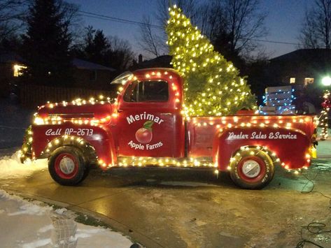 Old Farm Truck Fall Decor, Pickup Truck Decor, Old Trucks Decorated For Christmas, Old Truck Christmas Decor, Old Truck Decorated For Christmas, Christmas Tree Truck Decor, Old Truck Decor Ideas, Flower Parade Float Ideas, Farm Truck Christmas Decor