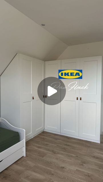 𝐊 𝐈 𝐁 𝐀 𝐑 on Instagram: "Faire de la gamme Pax d’Ikea, un dressing sur mesure c’est possible. 

Le challenge dans cette chambre c’était l’aménagement sous mansarde. Et la solution que nous avons trouvé était de scier les planches latéral. 

J’ai retiré la commode qui n’était plus très fonctionnel pour agrandir le dressing. 
.
.
.
.
.
#ikea #ikeahack #ikeahacks #ikeapax #ikeavariera #ikeapaxhack #tips #organisation
#homeorganisation #diy #diyhomedecor" Ikea Pax Angled Ceiling, Ikea Pax Angle, Ikea Pax Slanted Ceiling, Ikea Pax Hack Sloped Ceiling, Dressing Kallax Ikea, Dressing Ikea Hack, Kleppstad Ikea Hack, Pax Organisation, Dressing Entree