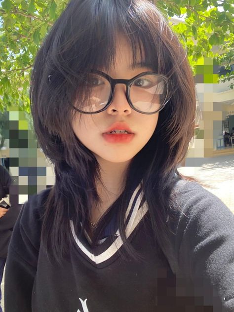 Mulet Layer, Korean Long Hair, Tomboy Hairstyles, Short Hair Tomboy, Hair Style Korea, Layered Haircuts For Medium Hair, Hair Color Streaks, Girl Haircut, Wolf Cut