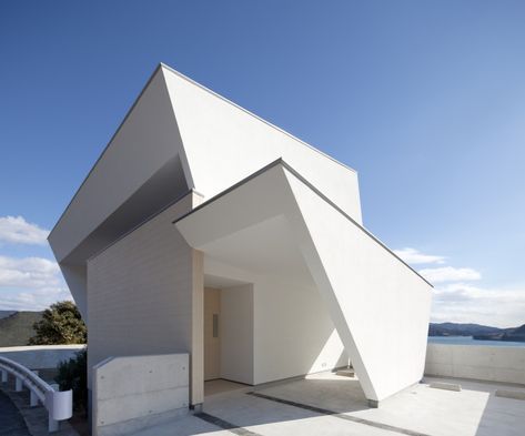 I-House / Architecture Show Aluminum Facade, Nagasaki Japan, Arch Photo, Japanese Architect, White Building, Nagasaki, Japanese Architecture, Architecture Exterior, Architectural Inspiration