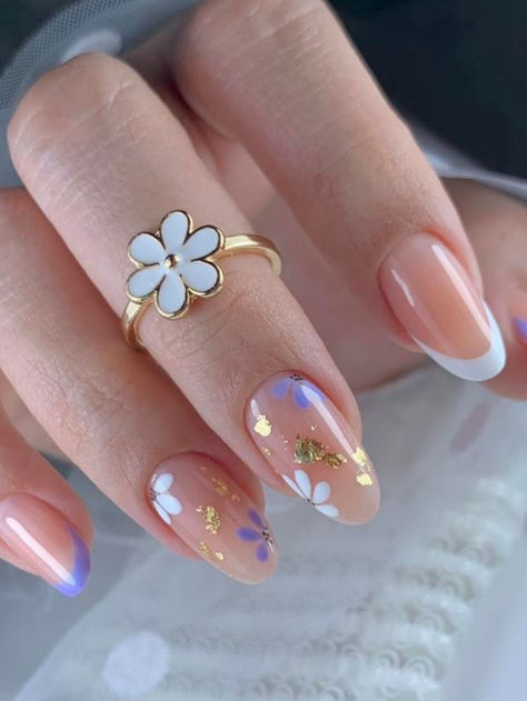 best spring nails: white and lavender French tips with flowers Dip Powder Nail Design Ideas Spring, Nails Floral, Subtle Nails, Daisy Nails, Nails White, Spring Nail Art, Nails Summer, Girls Nails, Classy Nails