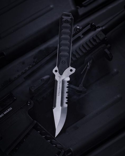 Can’t choose between a straight edge or a serrated blade? Choose both! Straight Edge, Quick Saves, Black