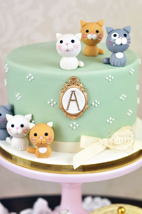 One tier fondant cake with fondant kitties ~ we ❤ this! moncheribridals.com Kitten Cake, Cake Cat, Birthday Cake For Cat, Mini Torte, Animal Cakes, Tanah Liat, Cat Cake, Fondant Figures, Ideas Birthday