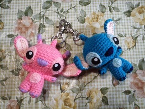 Patron Amigurumi Crochet : Stitch et Angel – Made by Amy Crochet Disney Stitch, Stitch Amigurumi, Angel Stitch, Confection Au Crochet, Crochet Disney, French Pattern, Crochet Keychain Pattern, Stitch And Angel, Crochet Diy