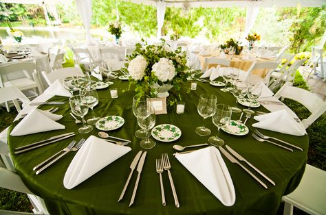 dark green weddings tablecloth Eclectic Diy, Green Table Settings, Green Wedding Ideas, Green Tablescape, Wedding Planner Website, Dark Green Wedding, Diy Backyard Wedding, Free Wedding Planning Checklist, Green Wedding Inspiration