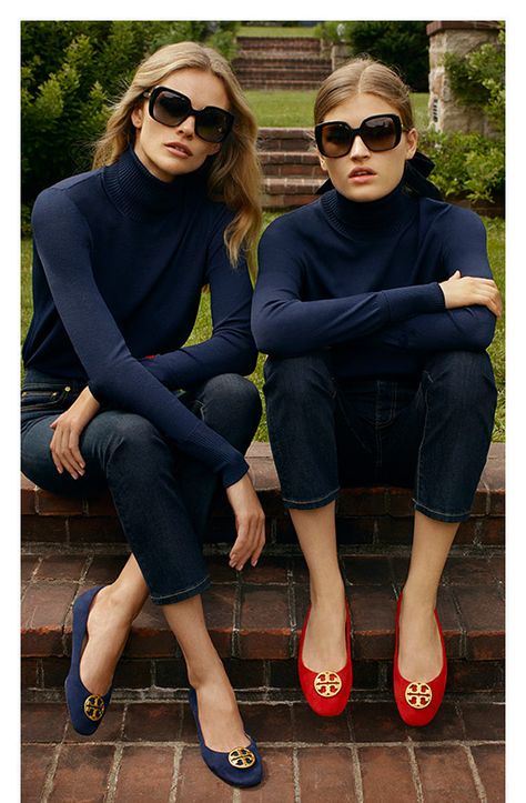 Navy turtleneck, ankle jeans, red flats, large ribbon around ponytail. Flats Outfit, Mode Casual, Outfit Trends, Looks Chic, Mode Inspo, 가을 패션, Fashion Mode, Mode Inspiration, Red Shoes