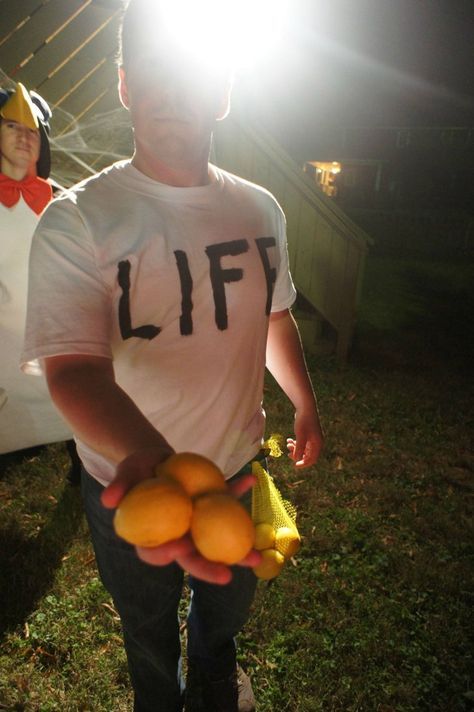 Pin for Later: 40+ Easy Halloween Costumes For Lazy Partygoers When Life Gives You Lemons . . . Write "life" on a white t-shirt and bring a lemon along with you to the party to create this costume. Diy Costumes Men, Punny Costumes, Worst Costume, Clever Halloween Costumes, Diy Kostüm, Holloween Costume, Hallowen Costume, Last Minute Costumes, Last Minute Halloween Costumes