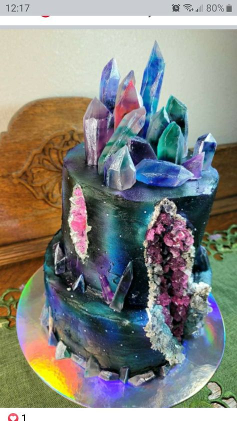 Halloween Geode Cake, Chakra Cake, Astronomy Cake, Cake With Crystals, Geology Cake, Crystal Cakes, Crystal Birthday Party, Gem Cake, Witch Cake