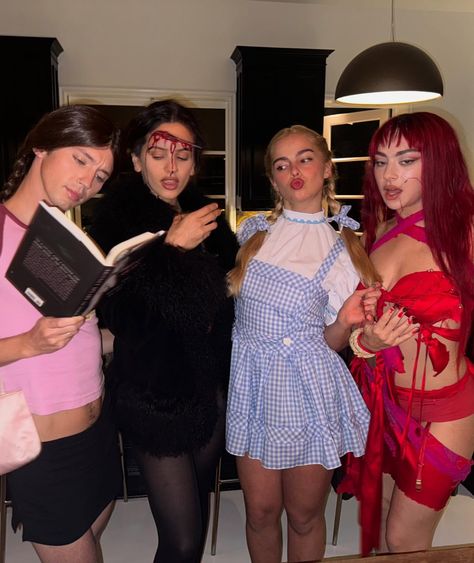 troye sivan | And I’m the only…….girl | Instagram Kendall Jenner Halloween, Lizzie Mcguire Movie, Kylie Dress, Carly Rae Jepsen, Adore U, Paparazzi Photos, Cyndi Lauper, Mermaid Inspired, Troye Sivan