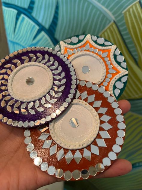 Lippan Art Diya Stand, Lippan Art Candle Holder, Diwali Diya Decoration Ideas, Diya Making Ideas For Diwali, Diwali Craft Handmade, Diwali Candle Holders, Mud Art, Diya Decoration Ideas, Handmade Decorative Items