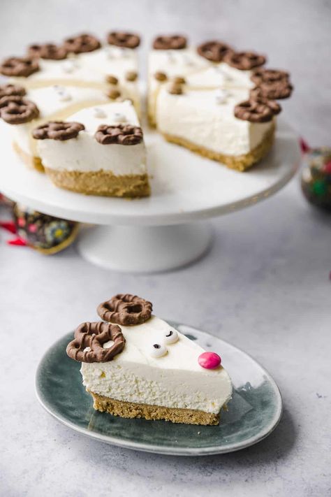 White Christmas Cheesecake, Cheesecake Christmas Decoration, Easy Christmas Desserts Cheesecake, Reindeer Cheesecake, Christmas Cheesecake Ideas, Christmas Cheesecake Decoration, Cheesecake Decorations, Festive Cheesecake, Cheesecake Flavours