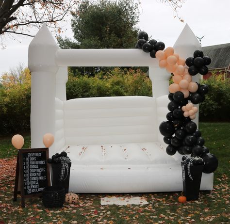 Halloween bounce house Halloween Party Bounce House, Halloween Bounce House Ideas, Halloween Bounce House, Halloween Styled Shoot, Bounce House Birthday Party, Bounce House Birthday, Halloween Infantil, Bounce House Rentals, Bounce Houses