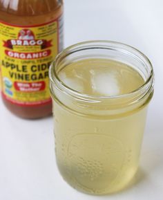 Find out how to use apple cider vinegar to make a tasty drink that can actually promote weight loss. Drinking Apple Cider Vinegar, Apple Cider Vinegar Remedies, Cider Vinegar Benefits, Apple Cider Vinegar Benefits, Detox Kur, Apple Cider Vinegar Drink, Cold Sores Remedies, Natural Cold Remedies, Cold Home Remedies