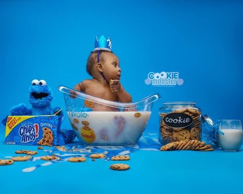 Cookie Monster Half Birthday, Cookie Monster Maternity Pictures, Cookie Monster Photo Shoot 1st Birthdays, 90s Baby Photoshoot, Cookie Monster 6 Month Photo Shoot, Half Way To One Photoshoot Boy, 6months Photoshoot Ideas Boy, Month Baby Picture Ideas Boy, 6 Month Party Ideas