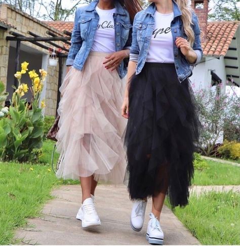 Lavender Tulle Skirt, Tulle Long Skirt Outfit, Engagement Party Attire Guest, Tulle Skirt Outfit With Sneakers, Fall Tulle Skirt Outfit, Long Tulle Skirt Outfit Casual, Gonna Tulle Outfits, Tool Skirt Outfit, Tule Skirt Outfits 2023