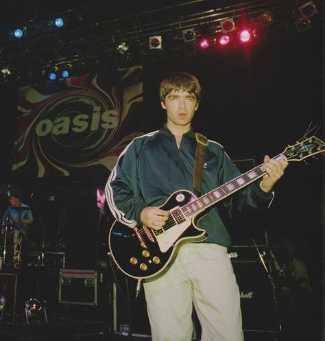 oasis concert Oasis Album, Oasis Live, Oasis Music, Liam And Noel, Oasis Band, Noel Gallagher, Liam Gallagher, Oasis Fashion, Gibson Les Paul