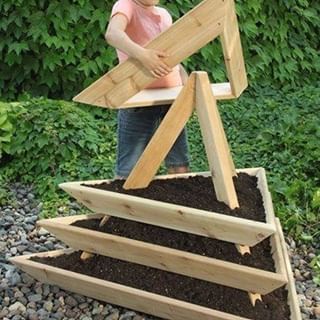 Woodworking Projects & Plans (@thehomewoodwork) • Instagram photos and videos Strawberry Pyramid, Wood Pallet Planters, Diy Planters Outdoor, Pallet Planter, Wooden Pallet Furniture, Backyard Diy, Recycled Pallets, Pallet Garden, Wood Project