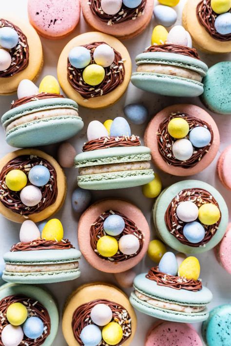 Nest Macarons filled with Cadbury Eggs, perfect for Easter #easter #macarons #nest #frenchmacarons #cadbury #eggs Easter Macaroons, Easter Macarons, Pies And Tacos, Easter Pastries, French Macaroon Recipes, Easter Deserts, Macaron Recipes, Macaron Template, Easter Party Food