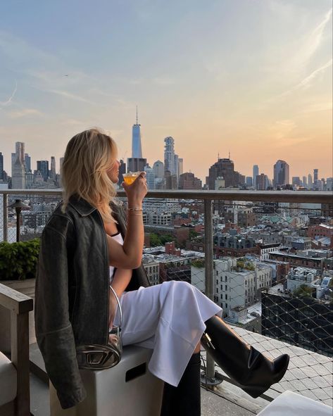 Downtown Girl Style, City Summer Outfits, Barbara Kristoffersen, Nyc Photo Ideas, New York Rooftop, Nyc Pics, My Twenties, Nyc Rooftop, Nyc Fits