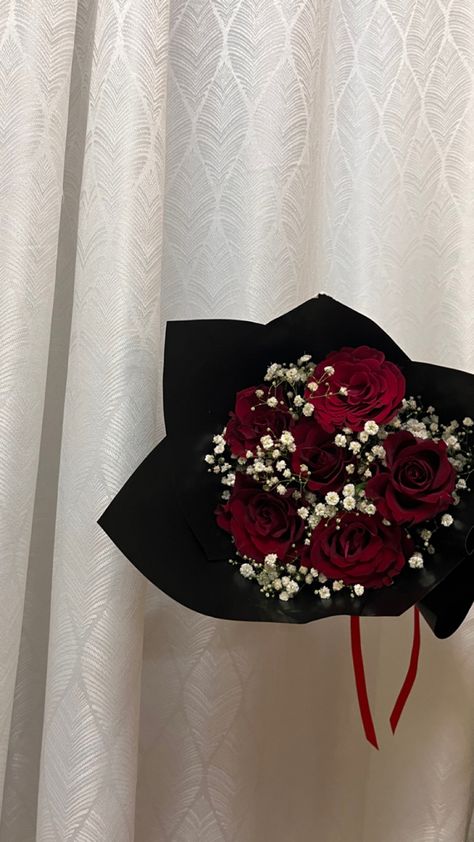 Roses For Guys, Small Aesthetic Bouquet, Flower Bouquet Ideas Gift Birthday, Small Rose Bouquet Gift, Boquetes Of Flowers For Guys, Small Valentines Bouquets, Small Bouquet Of Flowers Gift, Small Flower Bouquet Aesthetic, Congratulations Flowers Bouquets