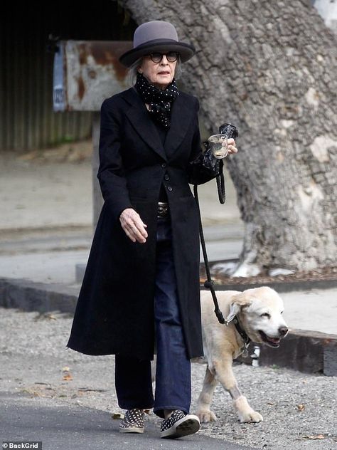 Daily outing: Diane Keaton was spotted enjoying a caffeinated walk around her neighborhood... Dianne Keaton, Wide Legged Jeans, Mum Fashion, Diane Keaton, Katharine Hepburn, Granny Chic, Advanced Style, Ageless Style, 60 Fashion